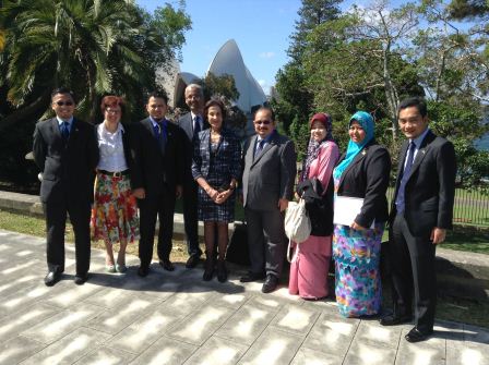 The delegation met the Governor of NSW, Professor Marie Bashir, and were given a personal tour of Government House on 12 December.