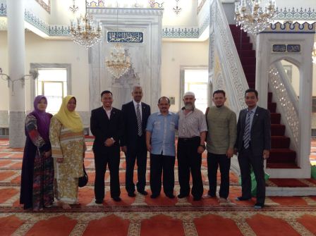 The delegation performed Jummah prayers at Gallipoli Mosque in the Sydney suburb of Auburn on 13 December.